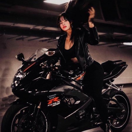 Девушка мотоциклистка