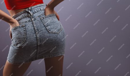 Девушка в джинсовой юбке