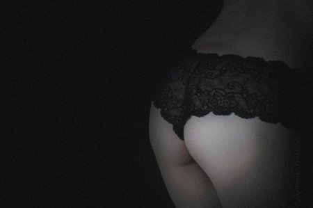 Девушка в черном кружевном белье