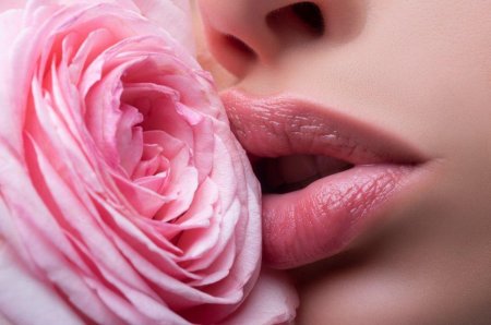 Красивые женские губы