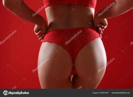 Женская попа в красных трусиках