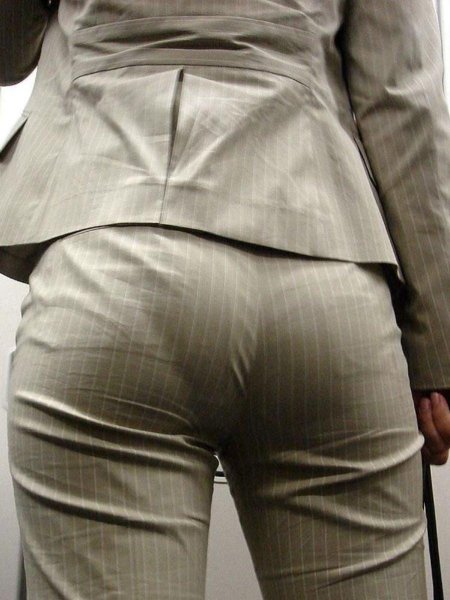 Женские попы в офисных брюках