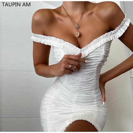 Платье с открытыми плечам