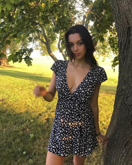 Девушка в платье частное