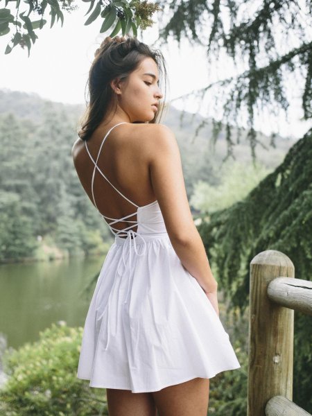 Девушки в коротких летних платьях