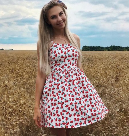 Девушка в летнем платье