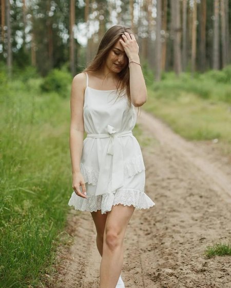 Девушка в летнем платье