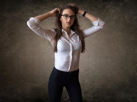 Девушка в блузке