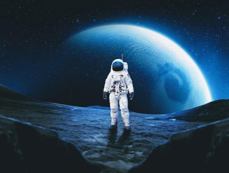 Космонавт в скафандре космосе