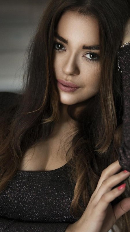 Красивая девушка брюнетка