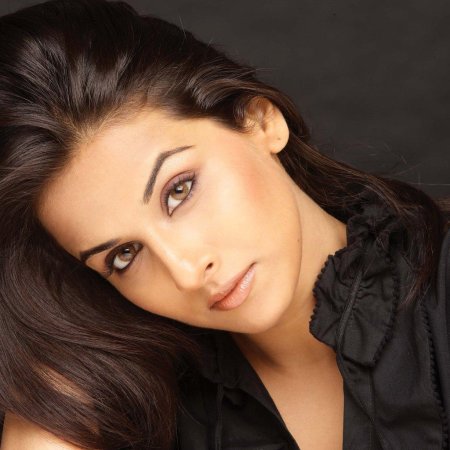 Красивая брюнетка