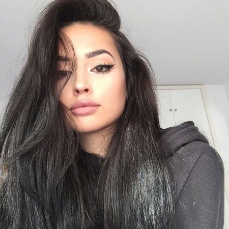 Девушка с темными волосами