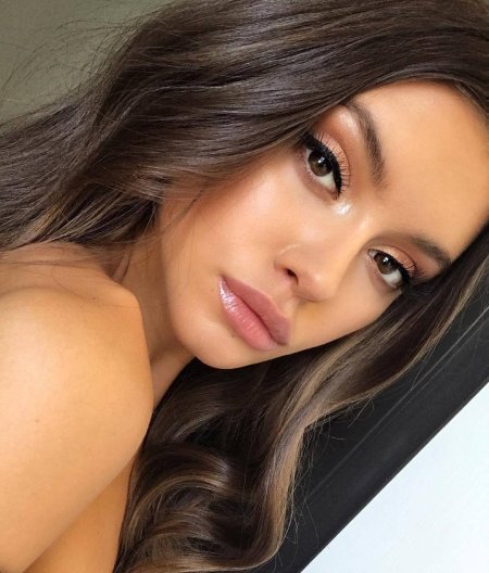 Красивая брюнетка