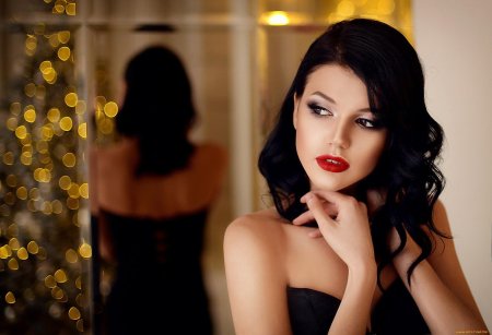 Брюнетка с красной помадой