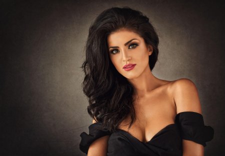 Брюнетка девушка