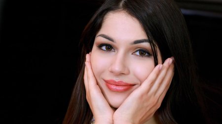 Красивая брюнетка