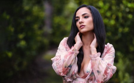 Девушка брюнетка