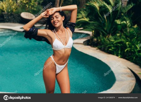 Девушки в белом бикини