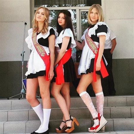 Красивые выпускницы в школьной форме