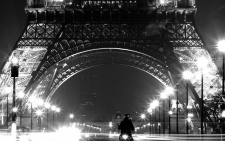 Эйфелева башня в париже черно белая