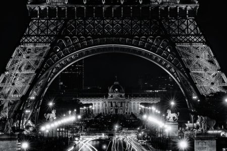 Эйфелева башня в париже черно белая