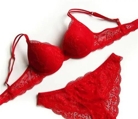 Красное кружевное нижнее белье