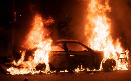 Горит машина