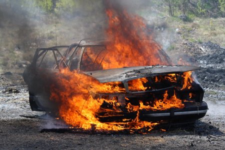 Горит автомобиль