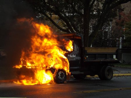 Сгоревшая машина