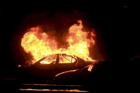 Горит машина