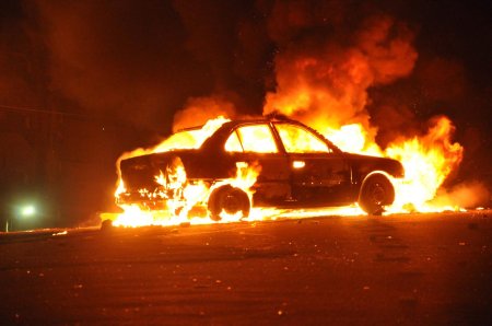 Горит машина