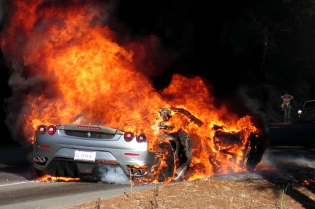 Спорткар горит