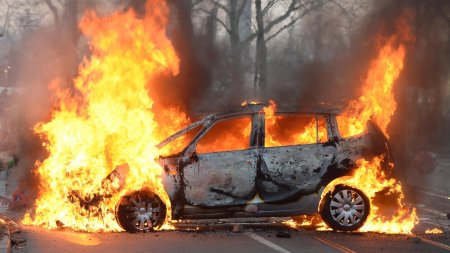 Горит машина