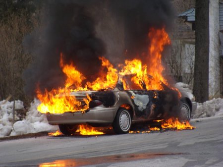 Горит автомобиль