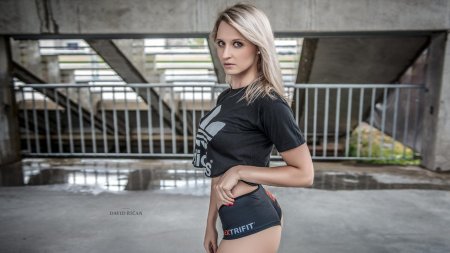 Блондинка в футболке