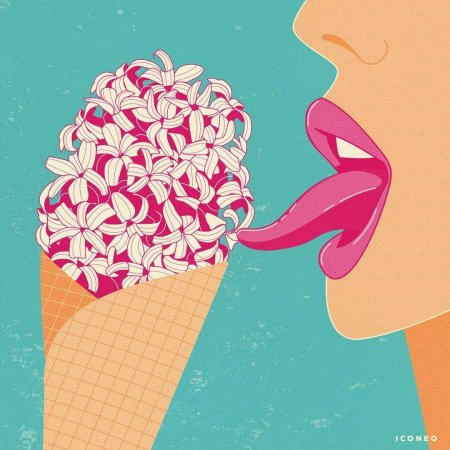 Девушка ест мороженое