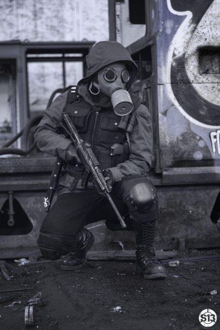 Солдат в противогазе