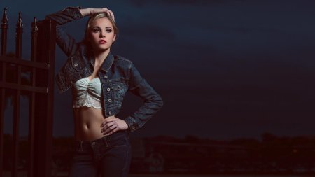 Девушка в расстеганногй куртке