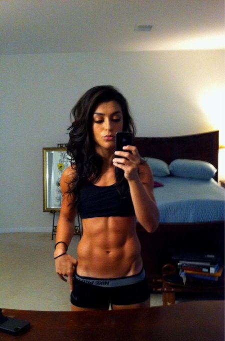 Девушка с прессом