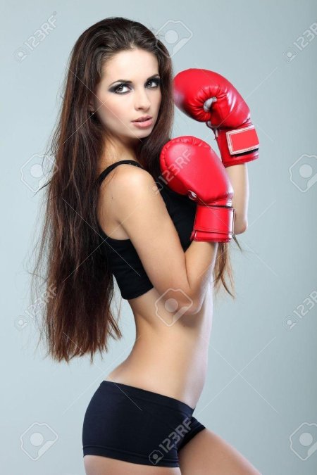 Девушка в боксерских перчатках