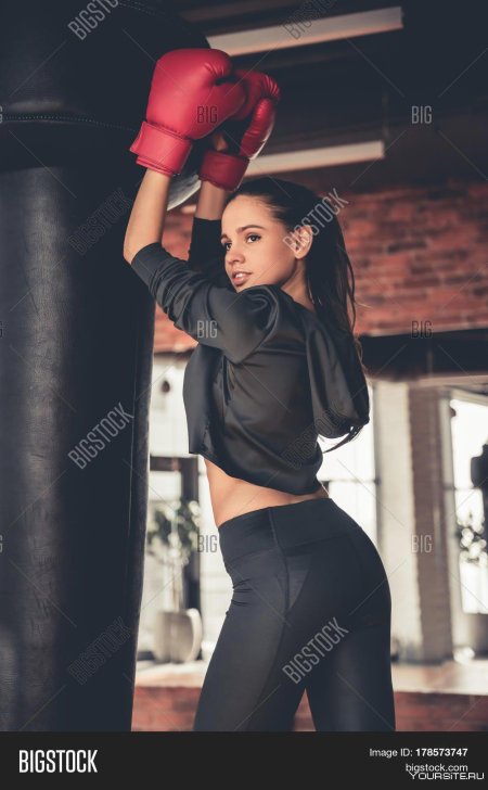 Девушка в боксерских перчатках