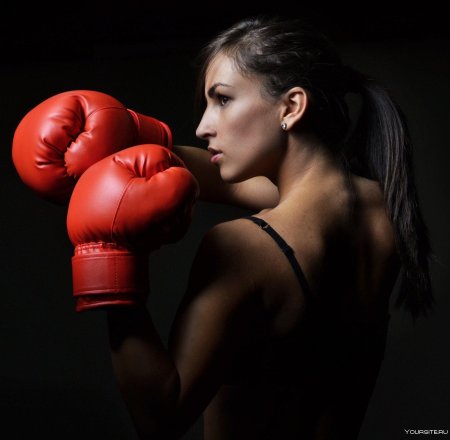Девушка в боксерских перчатках