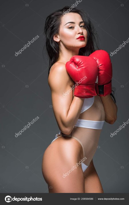 В купальнике и боксерских перчатках