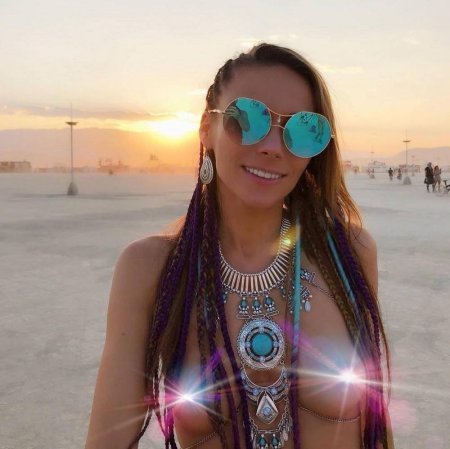 Девушка смешная