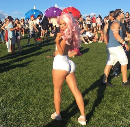 Раскрепощенная девушка