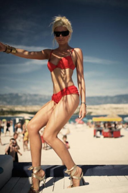 Купальниках девушки