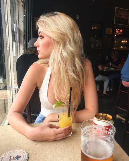 Красивая девушка