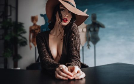 Девушка в шляпе