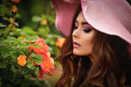 Девушка в шляпке