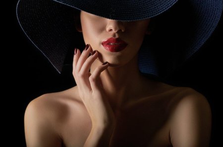 Девушка в шляпе